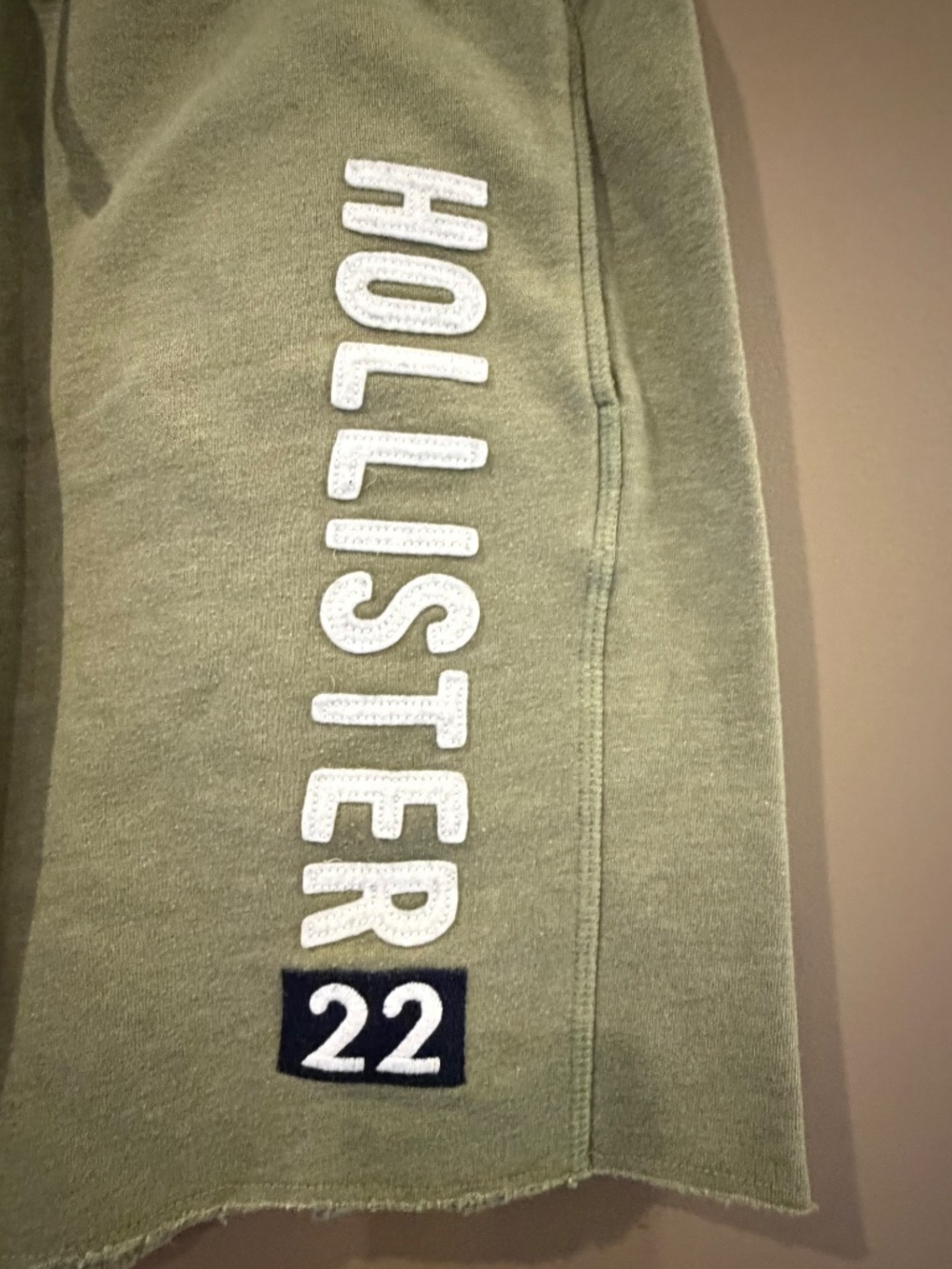 Hollister Men's Terry Fleece Comfy Sweat Shorts, Graphic, Army Green Size Medium - Picture 3 of 9